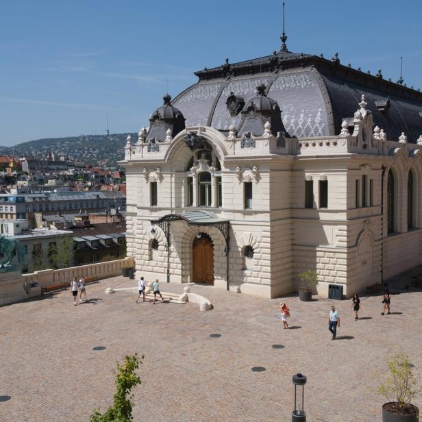 Das rekonstruierte Reithaus im Burgviertel von Budapest mit Passanten.