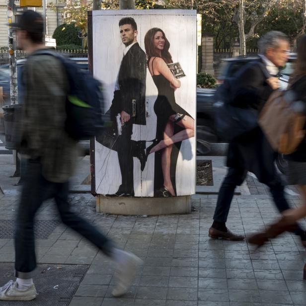 Ein Street-Art-Plakat auf neben einem Gehsteigt zeigt Shakira und Piqué wie Angelina Jolie und Brad Pitt im Film „Mr. & Mrs. Smith“.