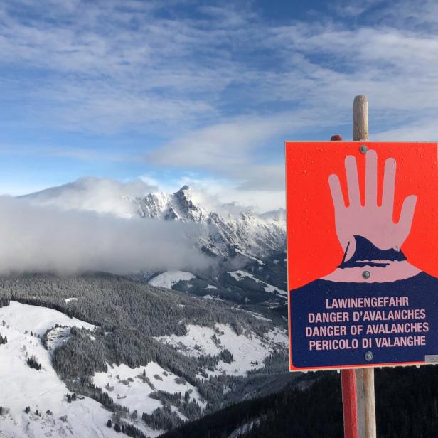Ein Schild warnt vor hoher Lawinengefahr.