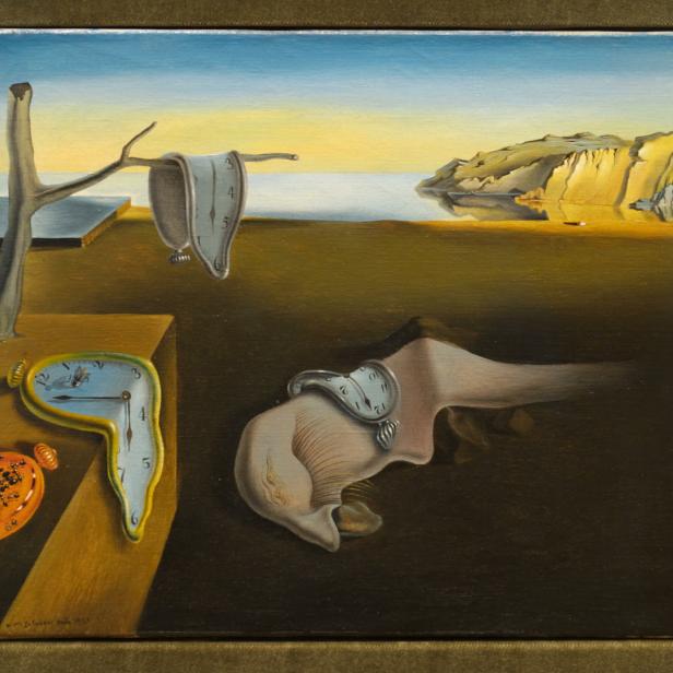 Salvador Dalís Gemälde „Die Beständigkeit der Erinnerung“ mit zerfließenden Uhren in einer surrealen Landschaft.