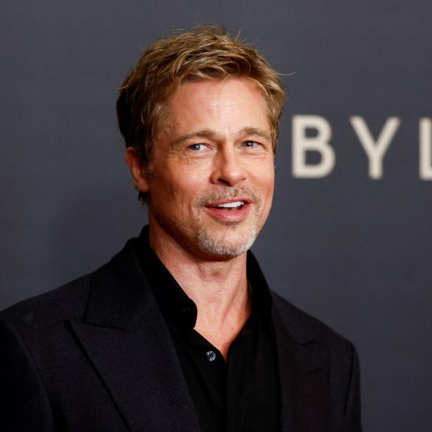 Brad Pitt vor einer Wand mit der Aufschrift „Babylon“.