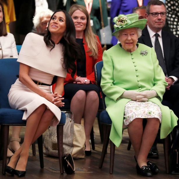 Herzogin Meghan und Queen Elizabeth sitzen nebeneinander bei einer Veranstaltung.