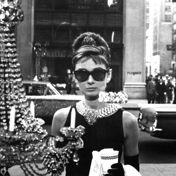Audrey Hepburn als Holly Golightly in „Frühstück bei Tiffany“ vor einem Juweliergeschäft.