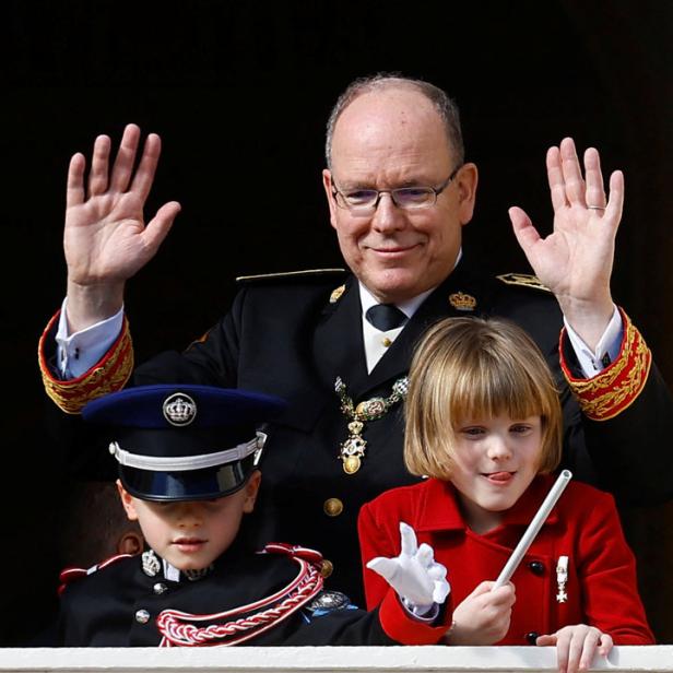 Fürst Albert II. mit seinen Kindern auf einem Balkon.