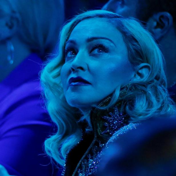 Madonna schaut in einem blauen Licht nach oben.