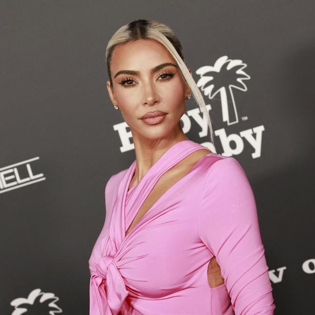 Kim Kardashian in einem pinkfarbenen Kleid auf dem roten Teppich.