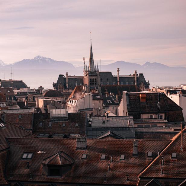 Blick über die Dächer von Lausanne mit den Alpen im Hintergrund.
