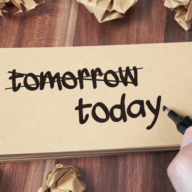 Auf einem Notizblock steht das Wort „Tomorrow“ durchgestrichen und darunter „Today“ geschrieben.