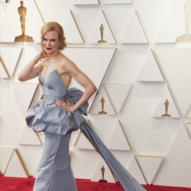 Nicole Kidman in einem hellblauen Kleid mit Schleppe auf dem roten Teppich.