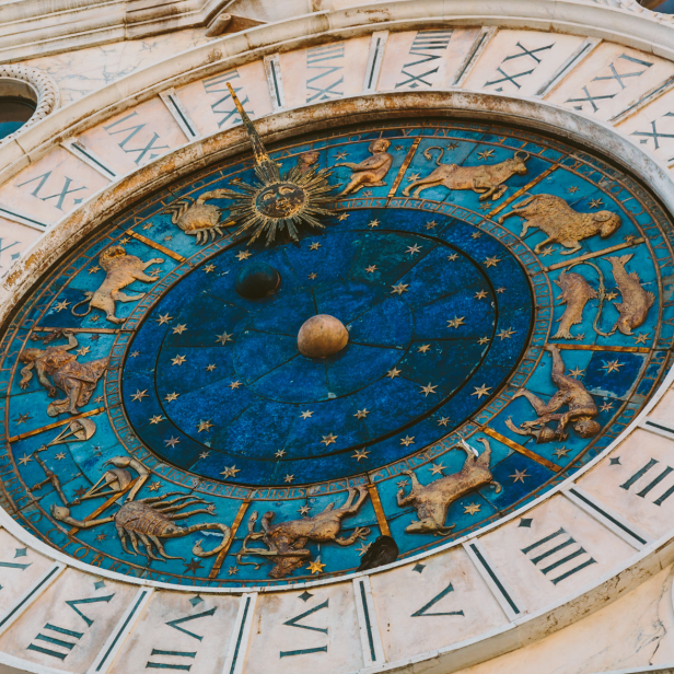 Detailansicht der astronomischen Uhr auf dem Markusplatz in Venedig mit Tierkreiszeichen.