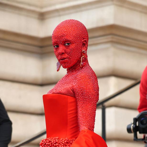 Doja Cat bei der Pariser Fashion Week, komplett mit roten Kristallen bedeckt.