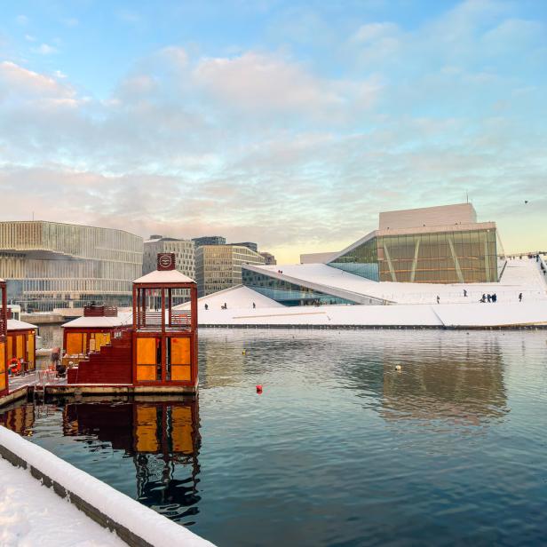 Winterliche Ansicht der Oper, der Bibliothek und einer Sauna in Oslo.