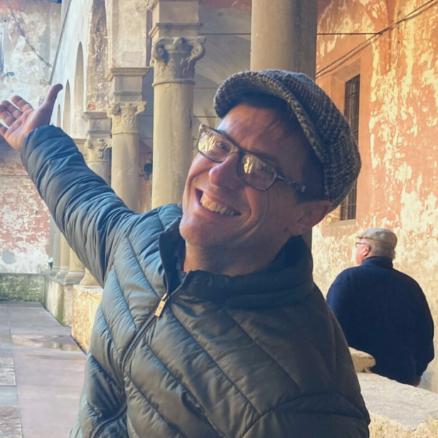 Alessandro Rigoletti ist Teil eines Theaterkollektivs in Bergamo. Hier zeigt er stolz auf seinen Arbeitsplatz in einem ehemaligen Kloster, das zur Ruine verkommen ist.