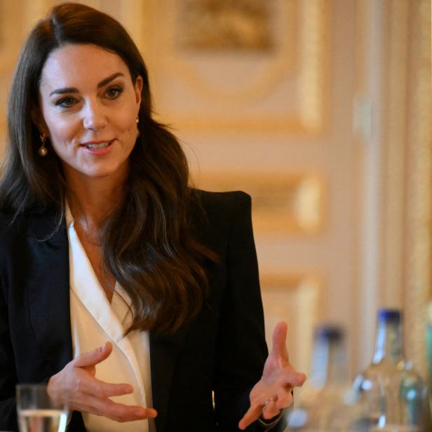 Prinzessin Kate gestikuliert während eines Gesprächs.