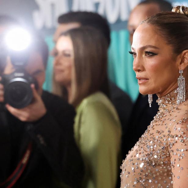 Jennifer Lopez auf dem roten Teppich, umgeben von Fotografen.