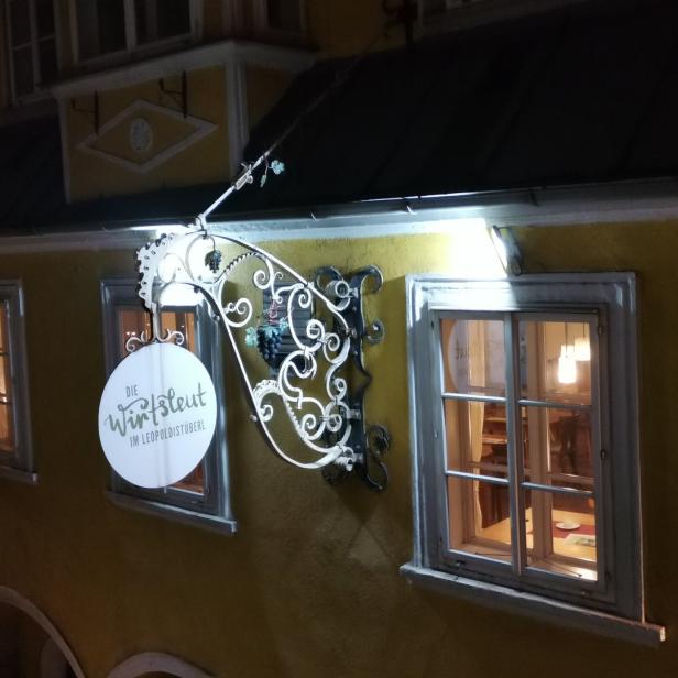 Das Wirtshaus „Die Wirtsleut im Leopoldistüberl“ bei Nacht.