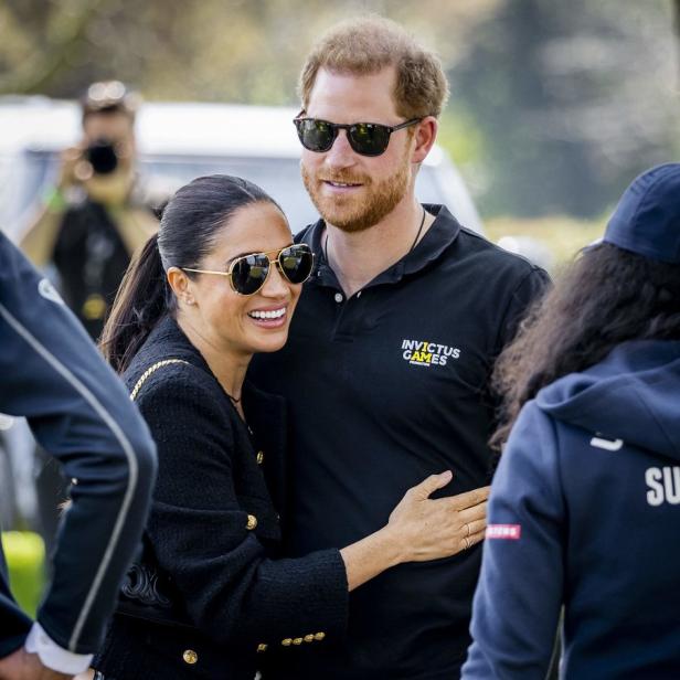 Meghan und Harry umarmen sich bei einer Veranstaltung der Invictus Games.