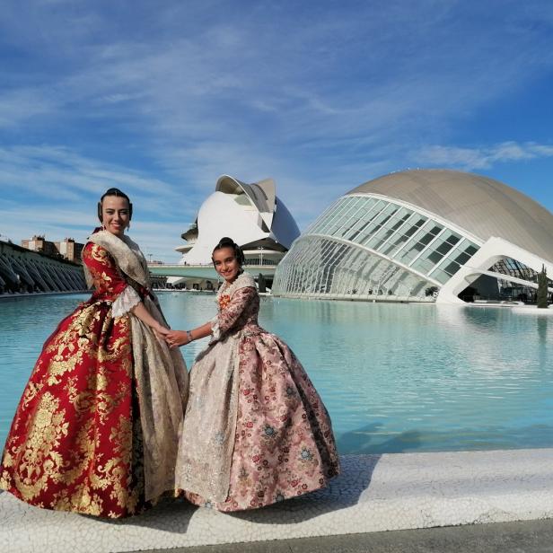 Zwei Frauen in traditionellen valencianischen Kleidern vor der Stadt der Künste und Wissenschaften in Valencia.