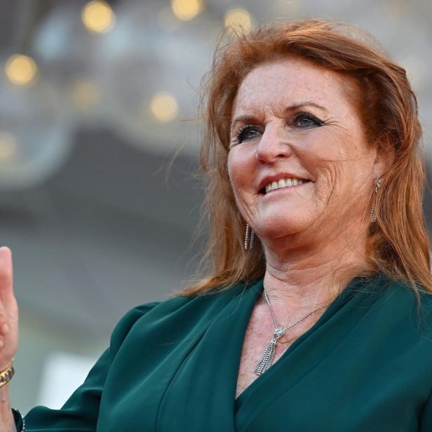 Sarah Ferguson lächelt und zeigt den Daumen nach oben.