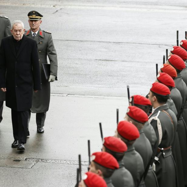 ANGELOBUNG BUNDESPRÄSIDENT VAN DER BELLEN: MILITÄRISCHER FESTAKT