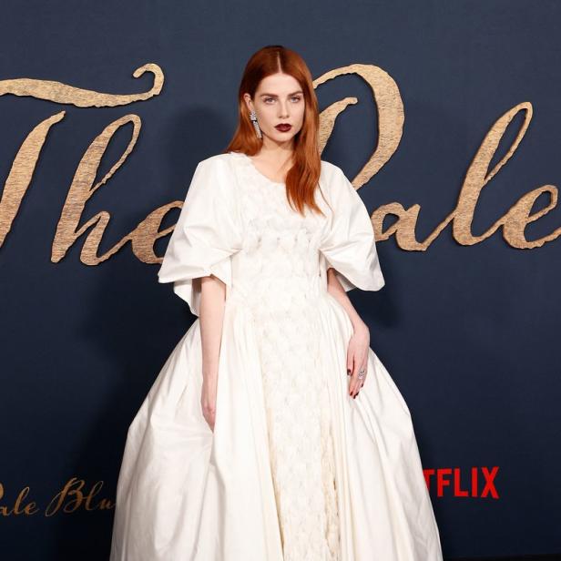 Rose Leslie bei der Premiere von „The Pale Blue Eye“ in einem weißen Kleid.