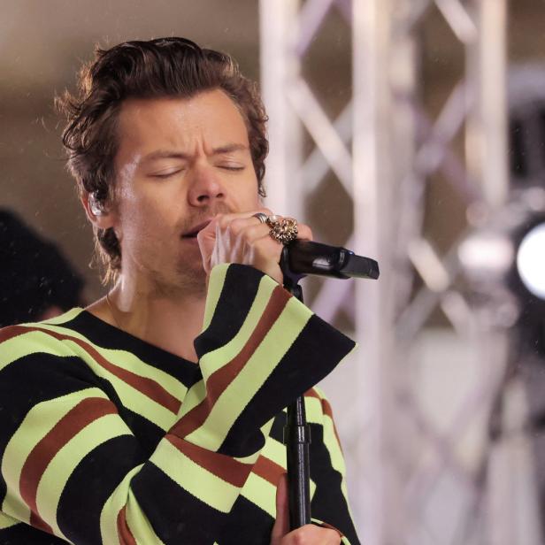 Harry Styles singt mit geschlossenen Augen in ein Mikrofon.