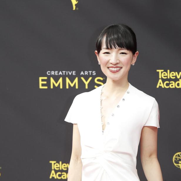 Marie Kondo posiert auf dem roten Teppich der Creative Arts Emmy Awards.