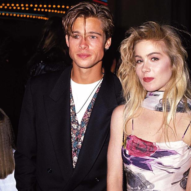 Brad Pitt und Christina Applegate posieren zusammen auf einem Event.