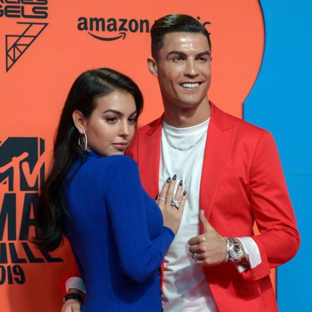 Cristiano Ronaldo und Georgina Rodríguez posieren auf dem roten Teppich.