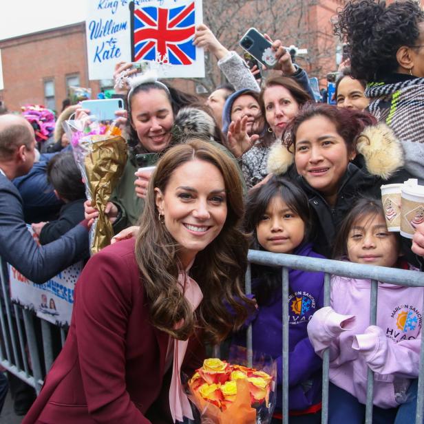Prinzessin Kate umringt von Menschen und Blumen.