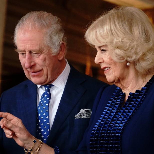 König Charles und Königin Camilla mit einer Kerze.