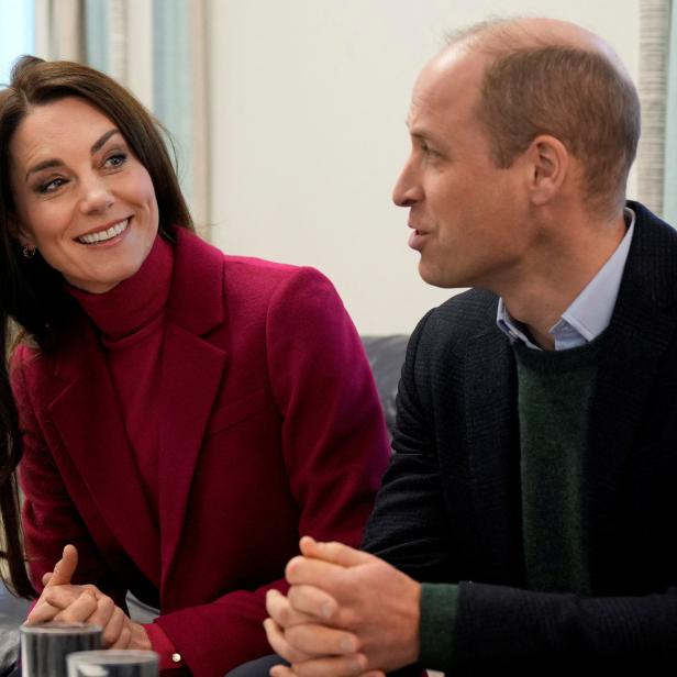 Prinzessin Kate und Prinz William sitzen zusammen und unterhalten sich.
