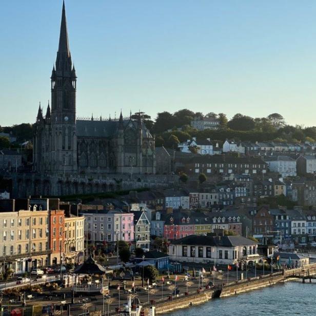 Blick auf Cobh in Irland mit der St. Colman’s Kathedrale im Hintergrund.