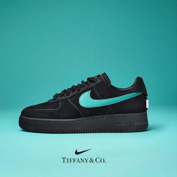 Ein schwarzer Nike Air Force 1 Schuh mit einem türkisfarbenen Tiffany & Co. Logo vor einem türkisfarbenen Hintergrund.