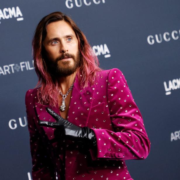 Jared Leto in einem pinkfarbenen Anzug bei einer Veranstaltung des LACMA und Gucci.