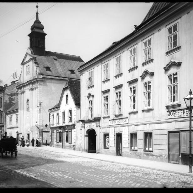 Die Rochuskapelle in Alt-Penzing, Wien, mit einer Pferdekutsche auf der Straße.
