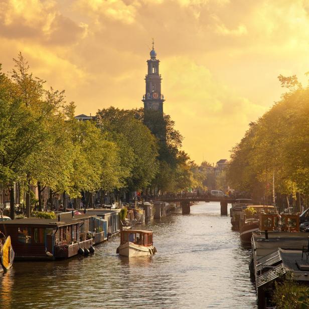 Kanal in Amsterdam mit der Kirche „Westerkerk“.
