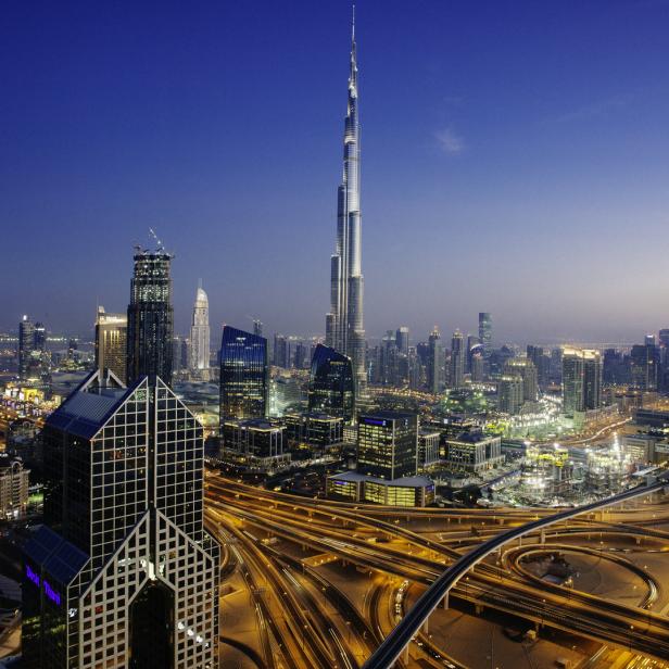Blick auf die Skyline von Dubai mit dem Burj Khalifa bei Dämmerung.