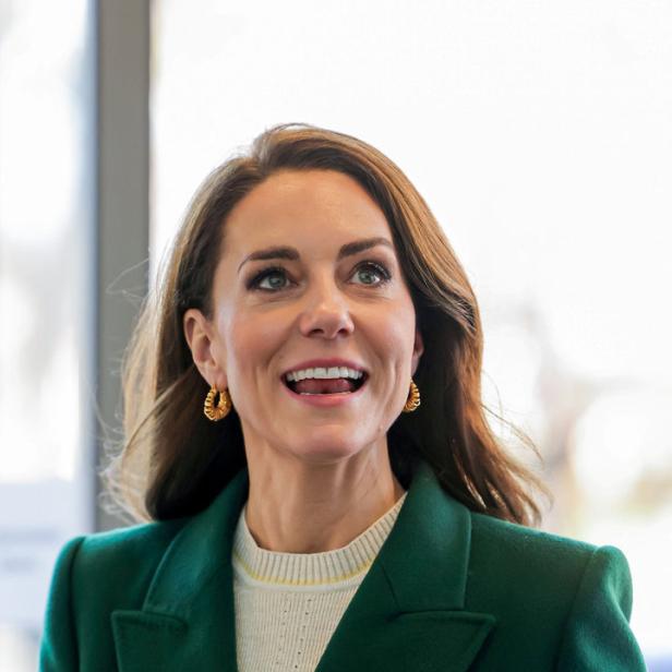 Prinzessin Kate lächelt in einem grünen Blazer.