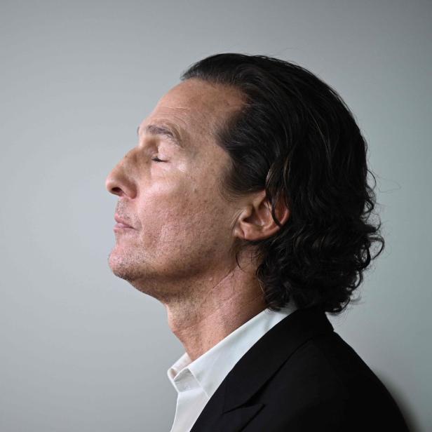 Matthew McConaughey mit geschlossenen Augen im Profil.