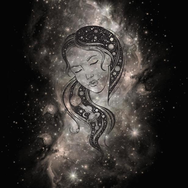 Eine stilisierte Frau mit kosmischen Elementen vor einem Sternenhintergrund.