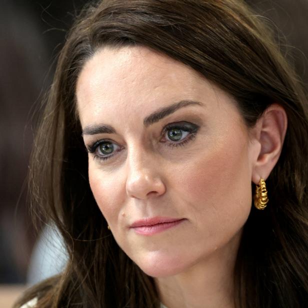 Ein Porträt von Prinzessin Kate mit goldenen Ohrringen.