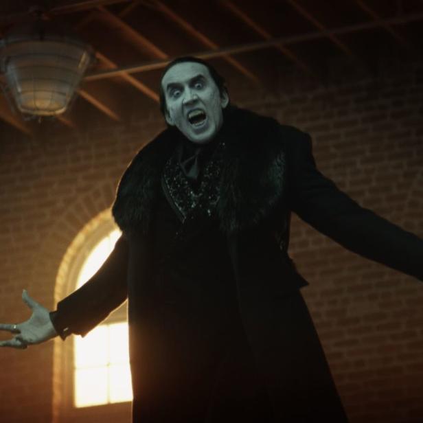 Nicolas Cage als Dracula in dem Film „Renfield“ mit weit geöffnetem Mund.