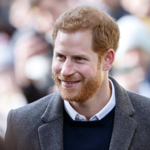Prinz Harry lächelt in die Ferne.