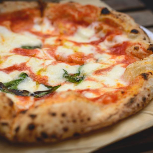 Auf eine Pizza (Symbolbild) gehören Tomaten, findet eine Pizzeria in Süditalien. Wer trotzdem keine Tomaten möchte, muss in dem Restaurant mehr bezahlen.