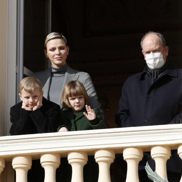 Fürst Albert II. mit Fürstin Charlène und ihren Kindern Prinz Jacques und Prinzessin Gabriella auf einem Balkon.