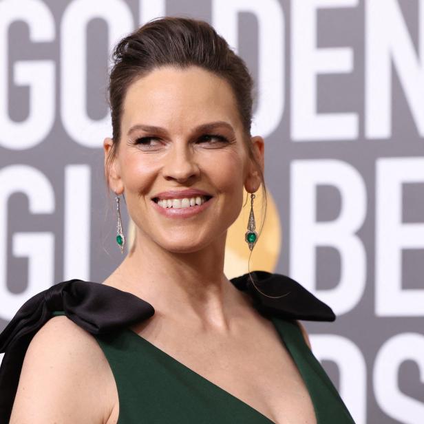Hilary Swank lächelt auf dem roten Teppich der Golden Globe Awards.