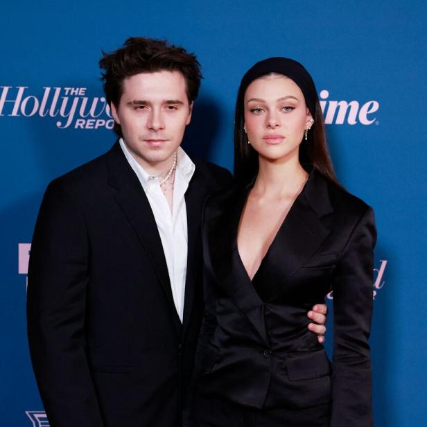 Brooklyn Peltz Beckham und Nicola Peltz posieren auf einer Veranstaltung.