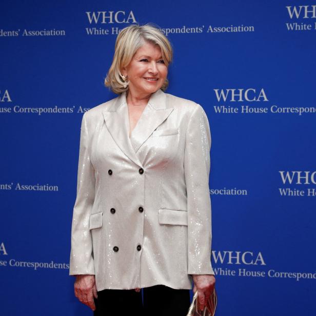 Martha Stewart auf dem roten Teppich vor einem blauen Hintergrund.