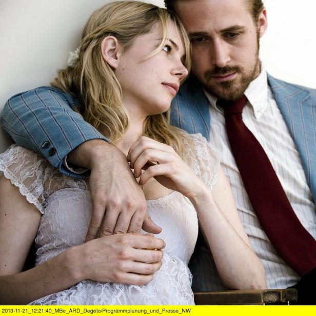 Ryan Gosling umarmt Michelle Williams in einer Szene aus dem Film „Blue Valentine“.